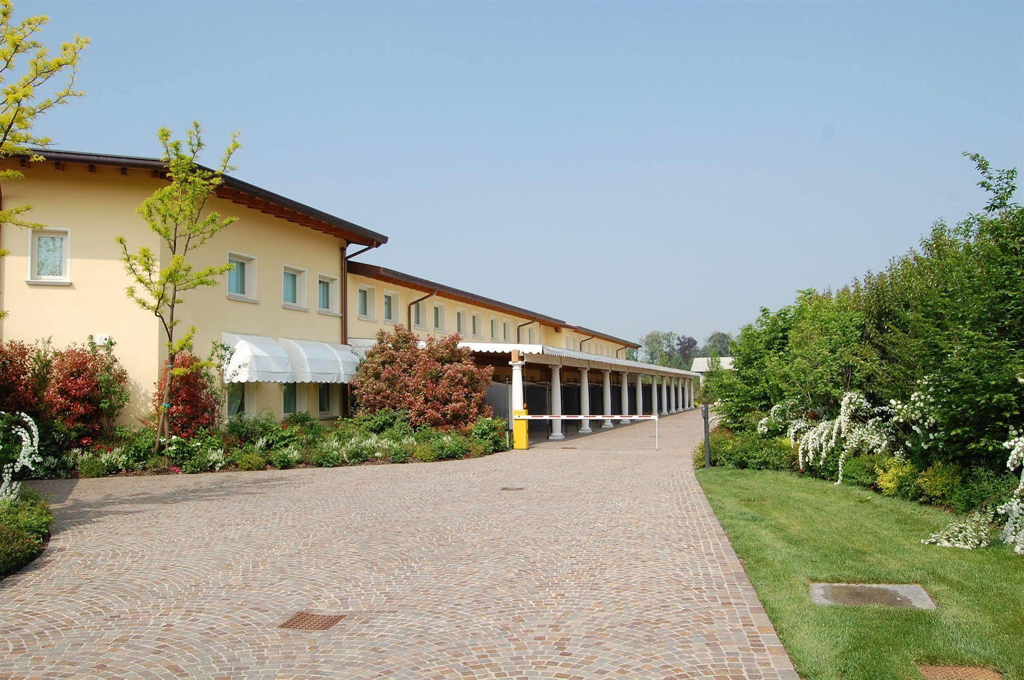 Hotel Motel Gold Calcinate Exterior photo