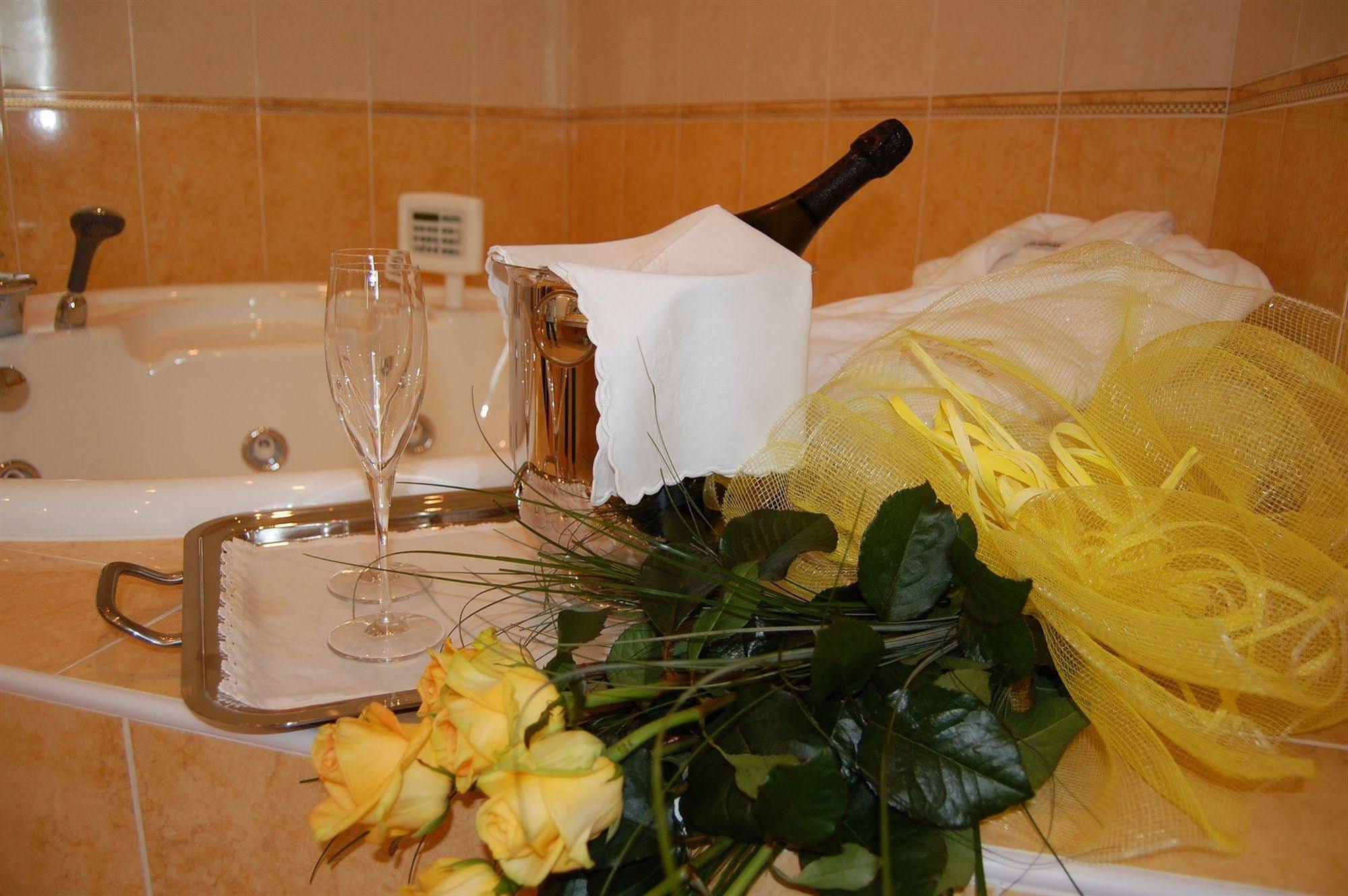 Hotel Motel Gold Calcinate Exterior photo