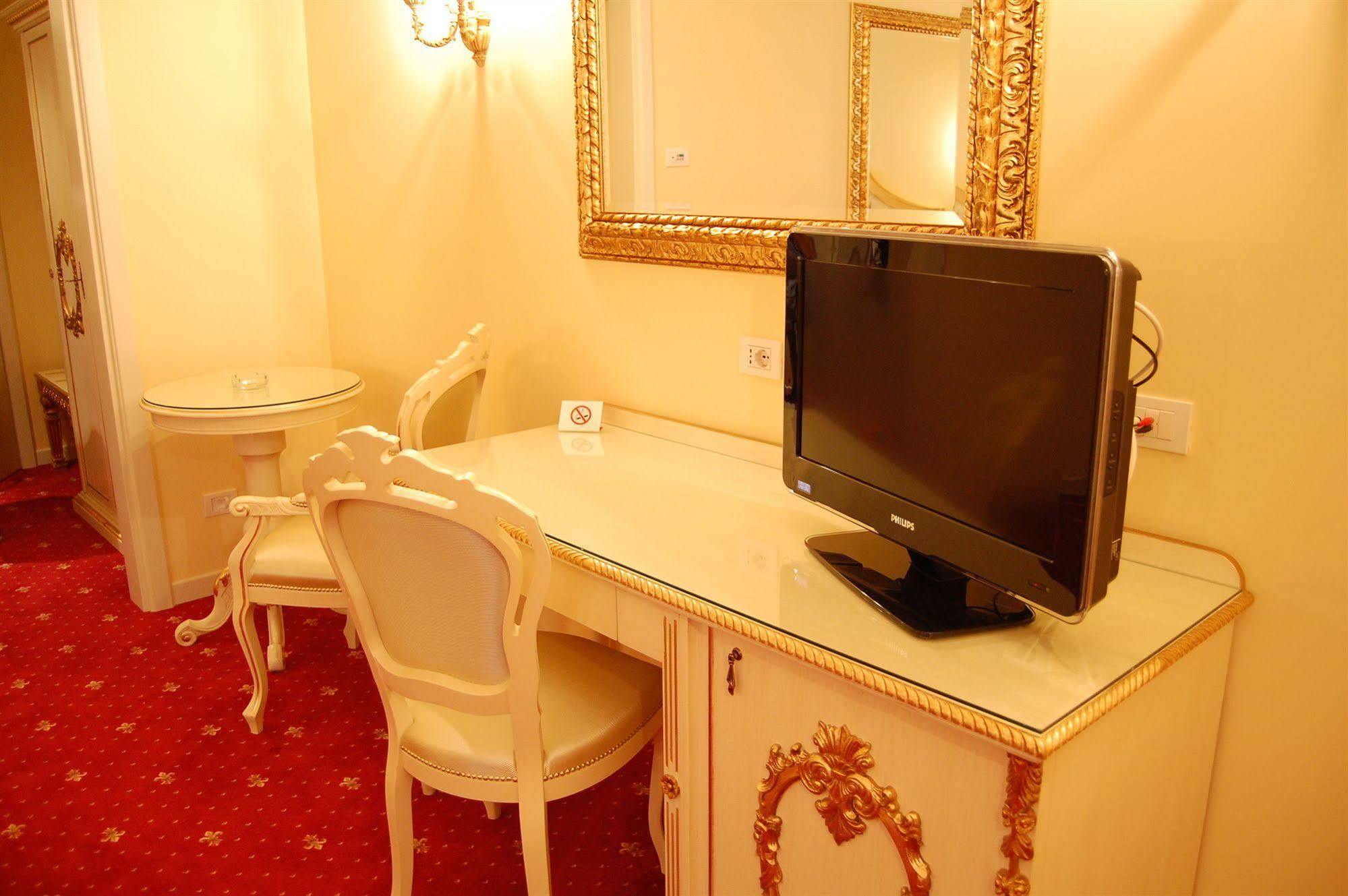 Hotel Motel Gold Calcinate Exterior photo