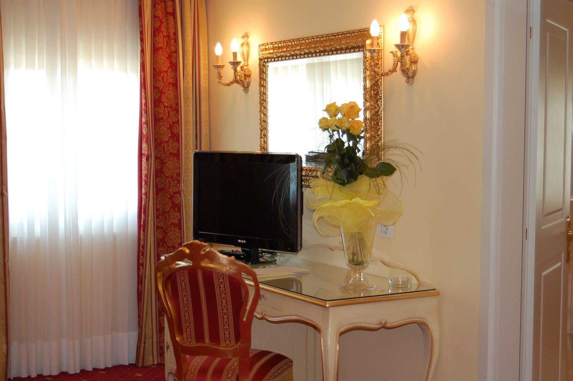 Hotel Motel Gold Calcinate Exterior photo