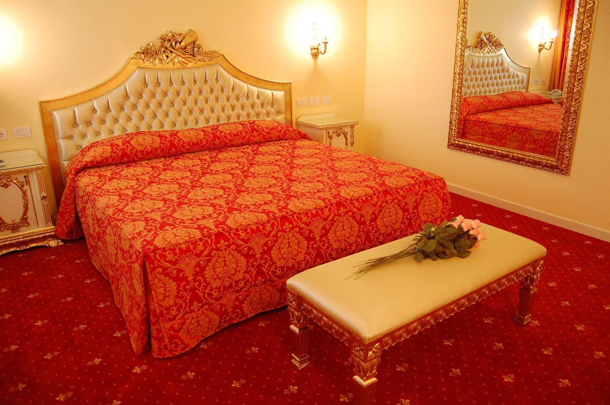 Hotel Motel Gold Calcinate Exterior photo