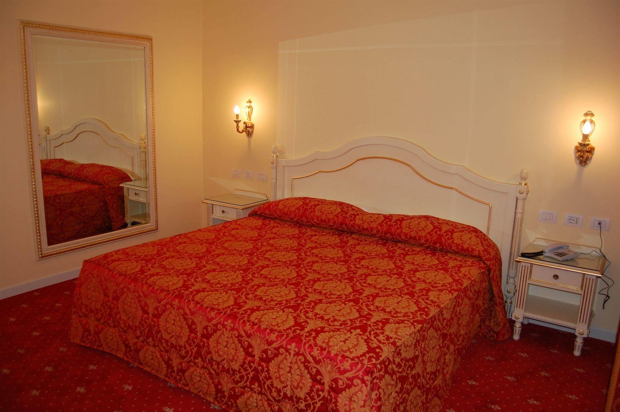 Hotel Motel Gold Calcinate Exterior photo